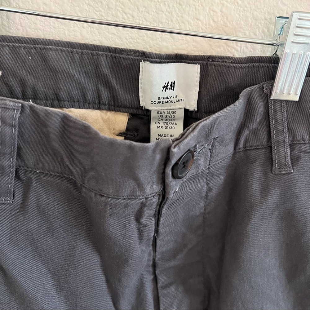 Grey chino shorts. 31 - Picture 4 of 5